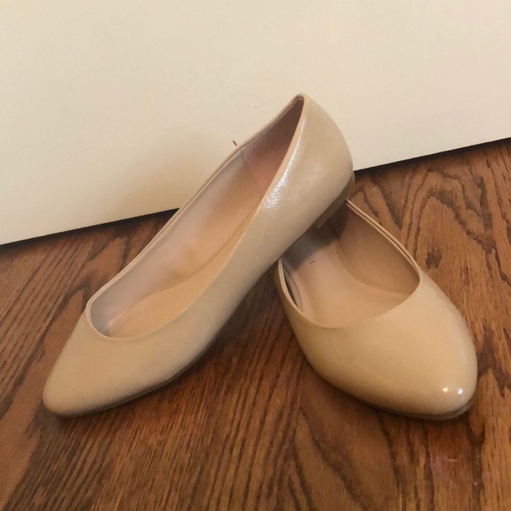 NWOT Nude Almond Toe Flats -8.5